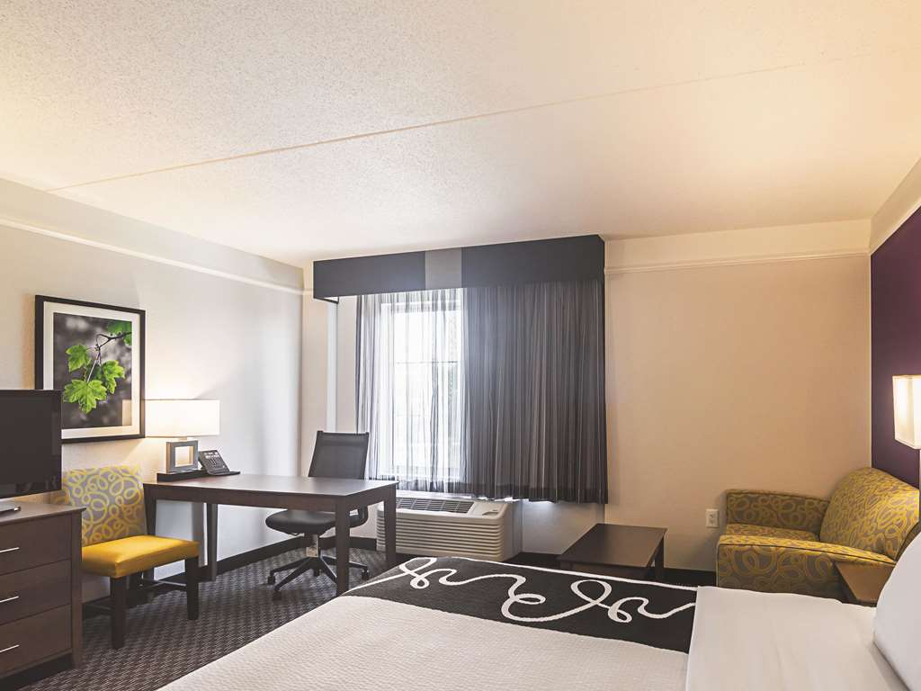 La Quinta Inn & Suites by Wyndham Oklahoma City NW Expwy - photo 23