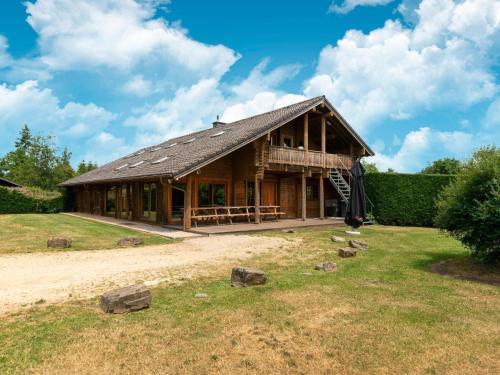 Spacious chalet surrounded by nature in Durbuy — 4-Star Luxury Hotel in Durbuy, Belgium