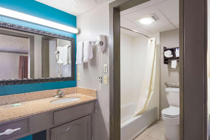 Econo Lodge Inn & Suites Oklahoma City - photo 9