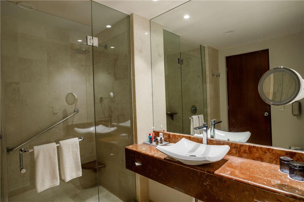 Deluxe and Camino Real Club Bathroom