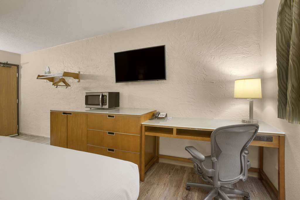 Rodeway Inn & Suites Grand Rapids Southeast - photo 10