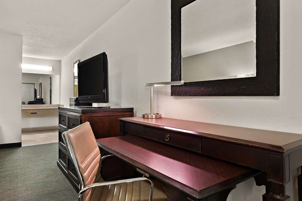 Rodeway Inn Lumberton Central - photo 12