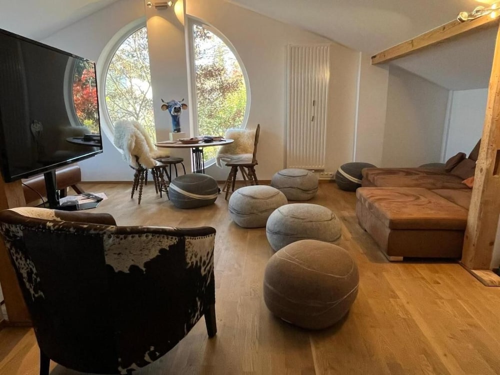 Glückliche Kuh Villa Achtsamer Rückzugsort mit Traumgarten Schwimmteich & Raum zum Sein bis 18 Personen Allgäu — 4-Star Luxury Hotel in Kempten (Allgaeu), Germany