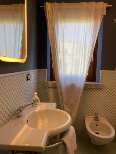 Elegante Camera Matrimoniale Con Balcone a 500 Mt Dal Mare — Carrara — photo 3