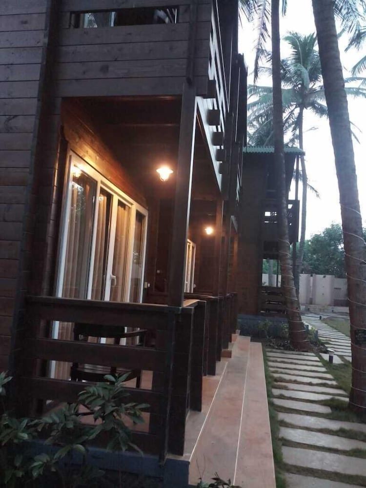 Vinnca Woodvillas Beachfront Resort — hotel in Srivardhan