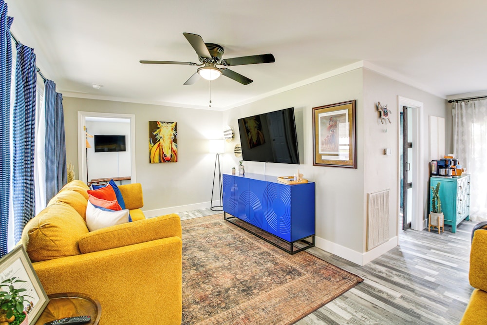 Walk to Casino: Home w Deck in Hot Springs in Hot Springs, United States