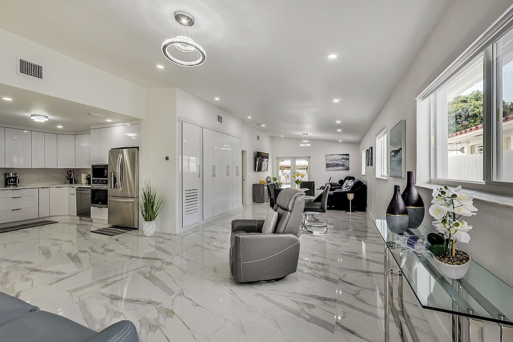 luxurious Tropical Private Oasis By Mia Airport — hotel in Hialeah