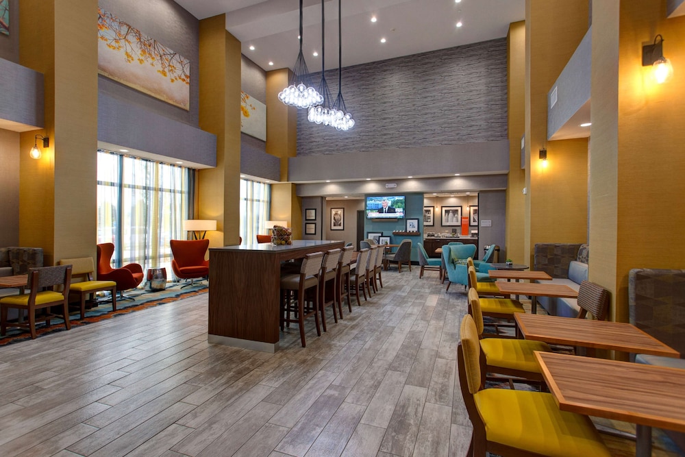 Hampton Inn & Suites Wichita Airport - photo 5