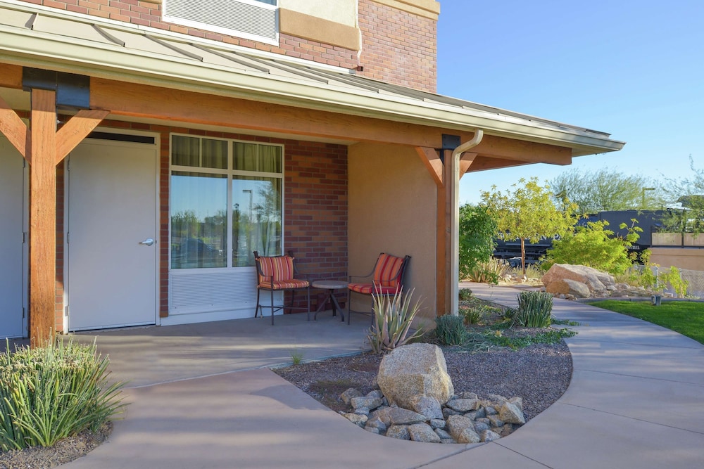 Hilton Garden Inn Yuma Pivot Point - photo 23
