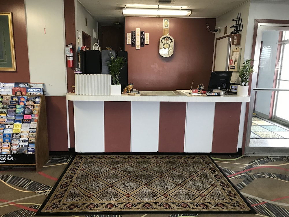 Village Inn Salina - photo 4