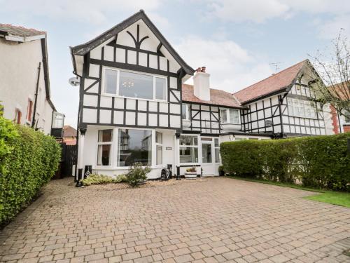 Glendalough — 4-Star Luxury Hotel in Colwyn Bay, United Kingdom