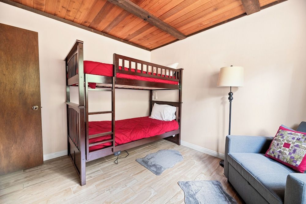 Bear Cave Cute and cozy with a hot tub — 4-Star Luxury Hotel in Big Bear Lake, United States