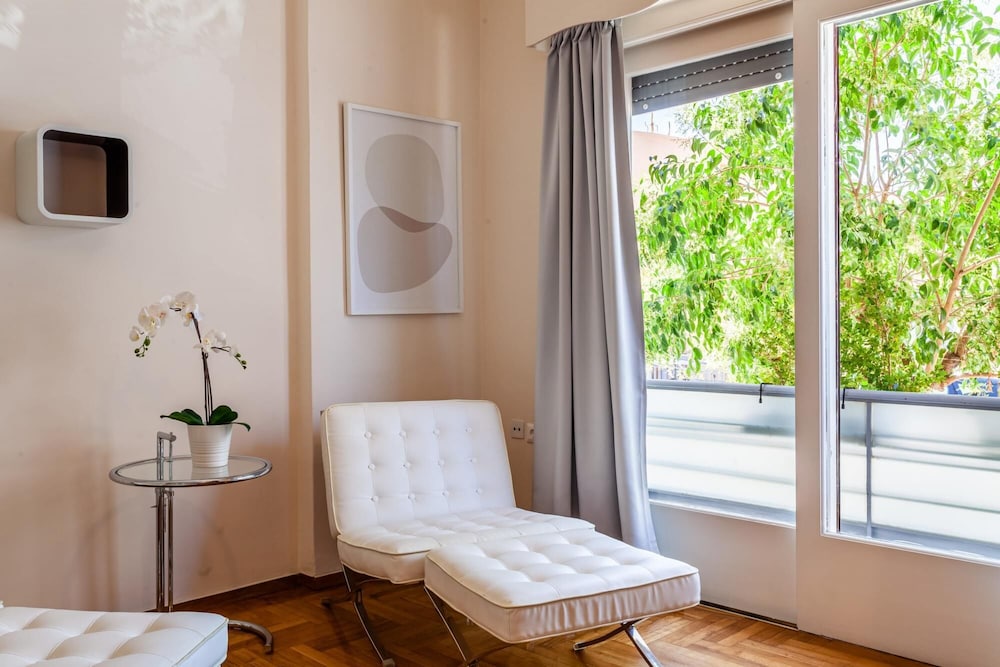 Elegant Garden Apartment Walk to Kalamata Center 2BR — 4-Star Luxury Hotel in Kalamata, Greece