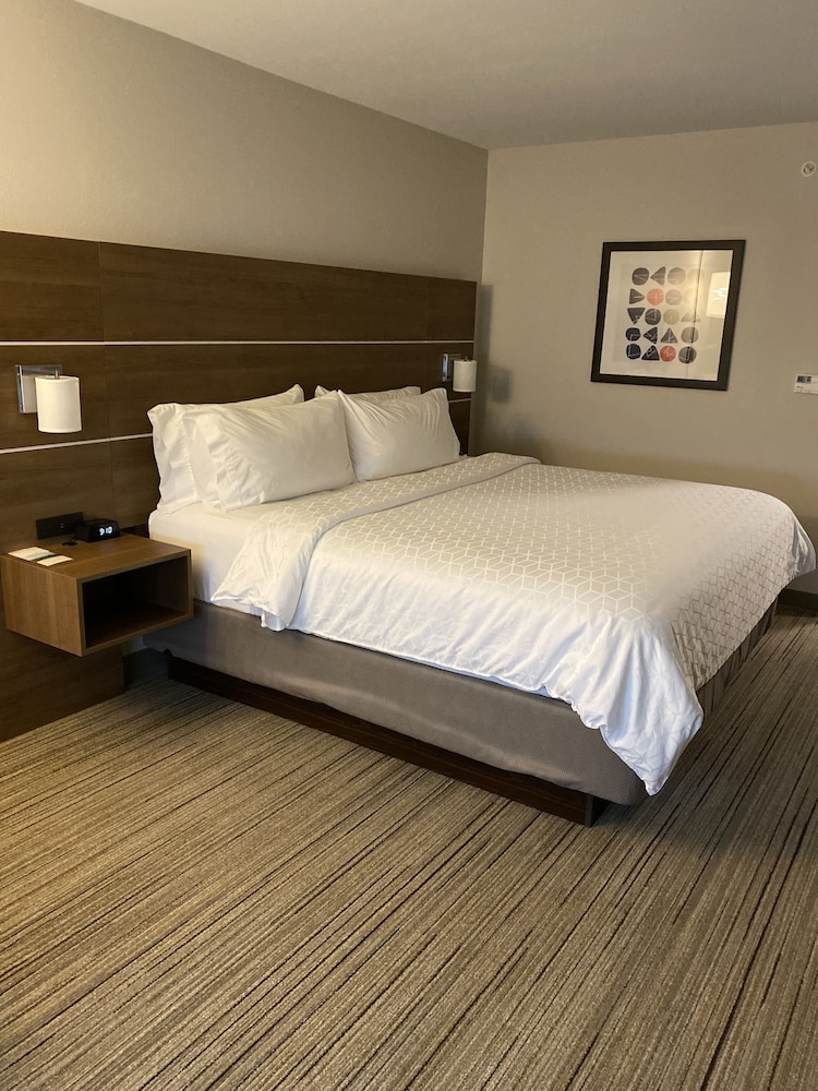 Holiday Inn Express & Suites Junction by IHG - photo 11
