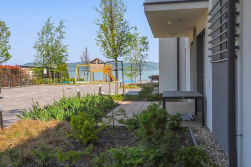 Platán Holiday Apartman with lakeview — 4-Star Luxury Hotel in Balatonboglar, Hungary