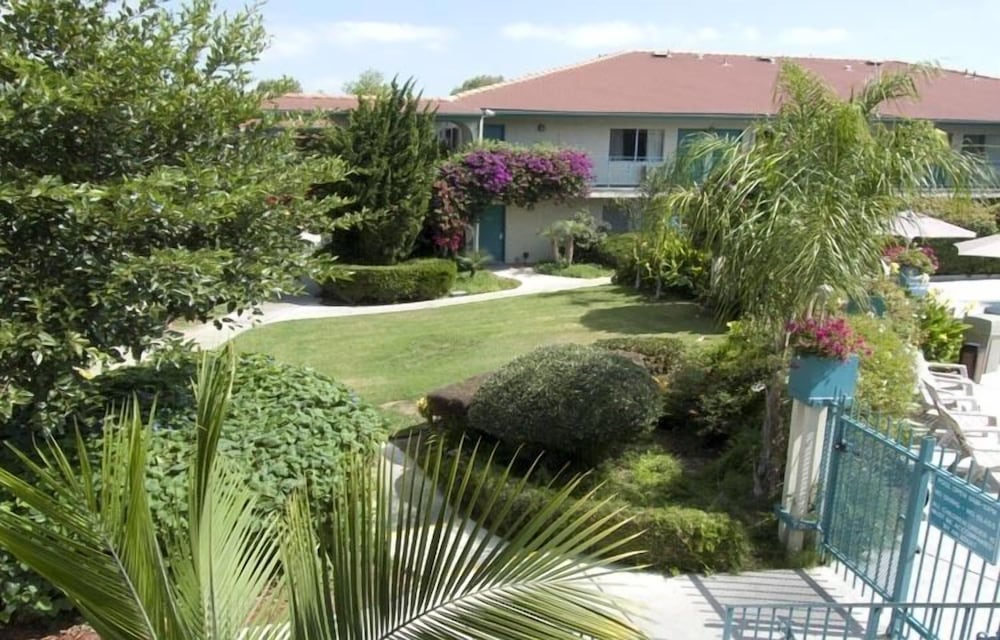 California Suites Hotel - photo 35