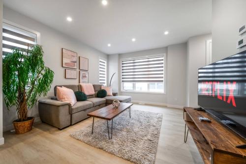 ExoticLUSHquietRetreatKingBedWIFIParkingWEM in Edmonton, Canada