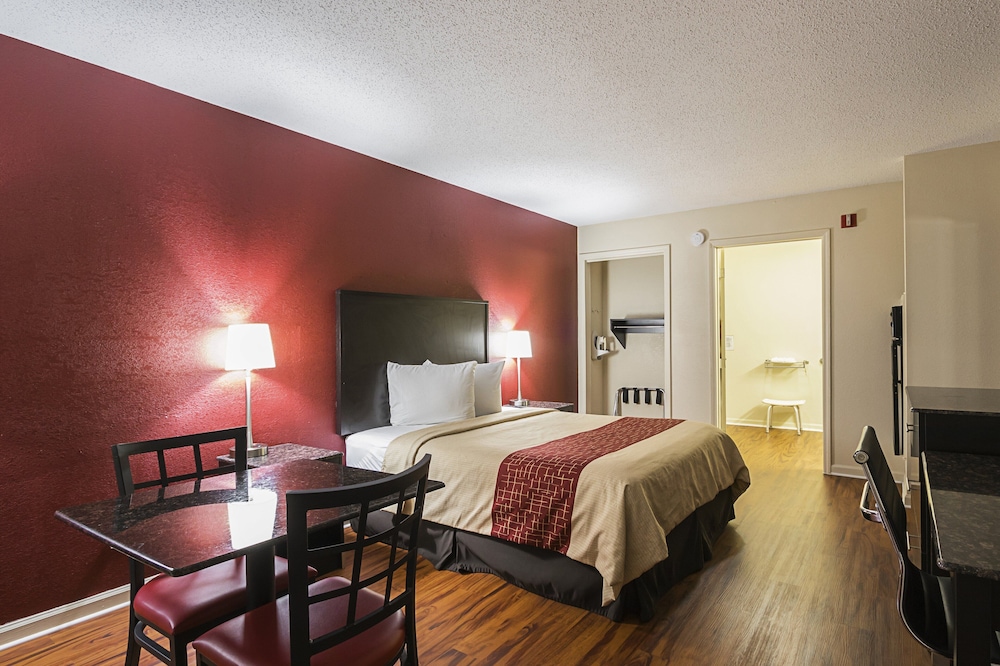 Red Roof Inn & Suites Scottsboro - photo 8