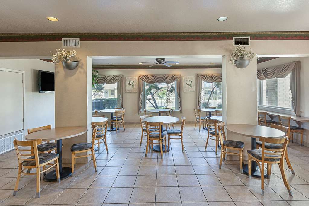 Econo Lodge San Antonio South - photo 28