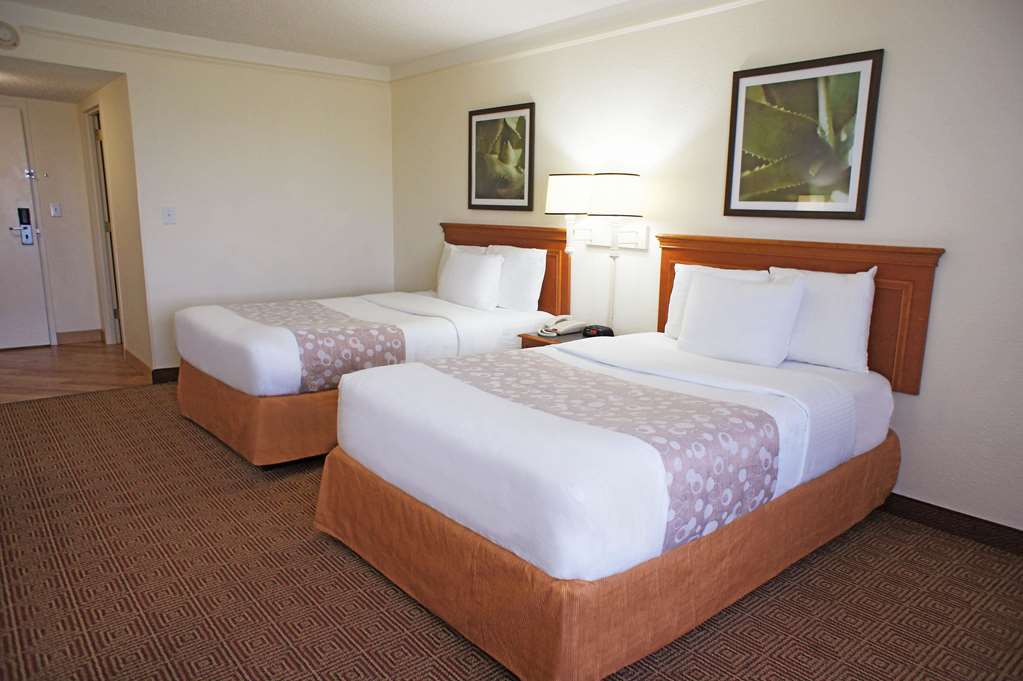 La Quinta Inn & Suites by Wyndham Coral Springs Univ Dr - photo 7