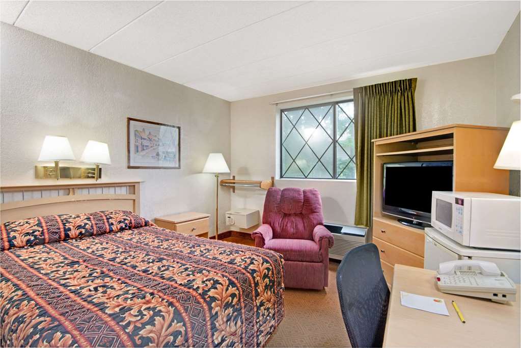 Super 8 by Wyndham Stamford New York City Area - photo 11