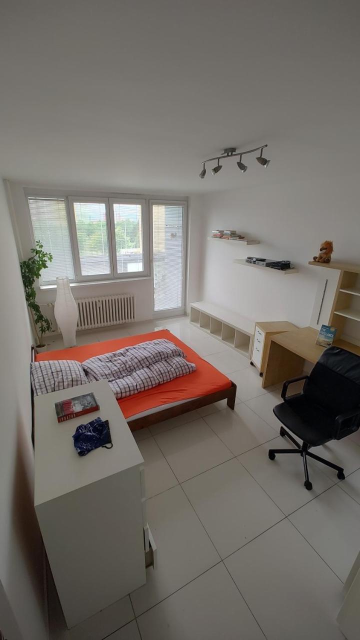 Nomads room nearest forest Kamýk - carbon neutral hotel in Prague