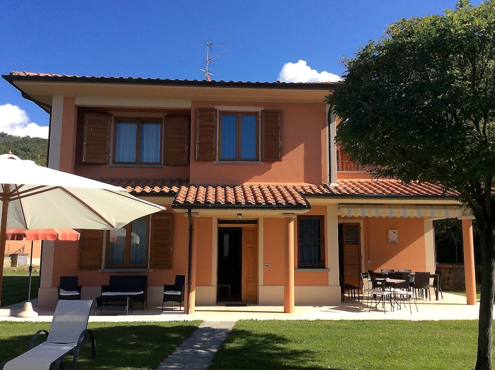 Villino BLU Private Villa on the Chianti Hils 10 Plus 2 Pax — 4-Star Luxury Hotel in Loro Ciuffenna, Italy