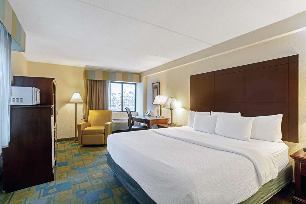 La Quinta Inn & Suites by Wyndham Boston Somerville - photo 27