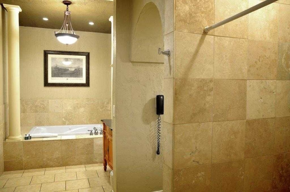 Niagara Crossing Hotel & Spa - photo 17