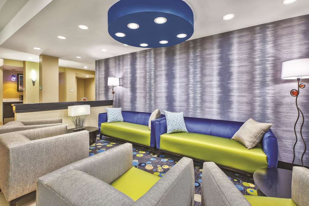 La Quinta Inn & Suites by Wyndham Niagara Falls - photo 3