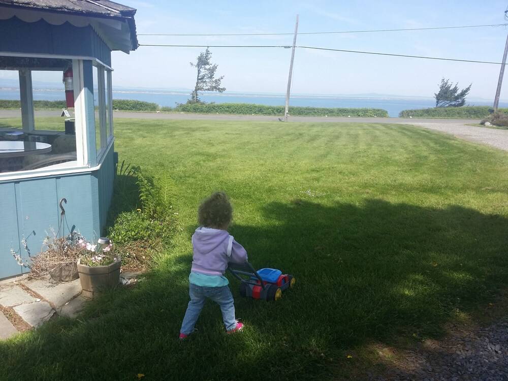 Juan de Fuca Waterfront Hotel & Cottages - photo 18