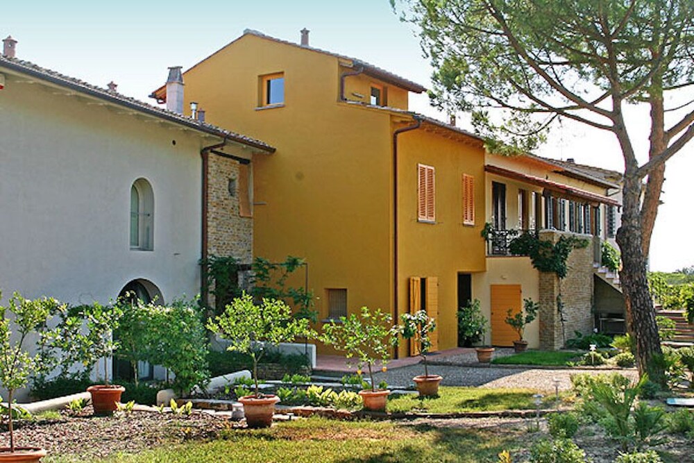 La Rocca Di Montalbino - carbon neutral hotel in Montespertoli