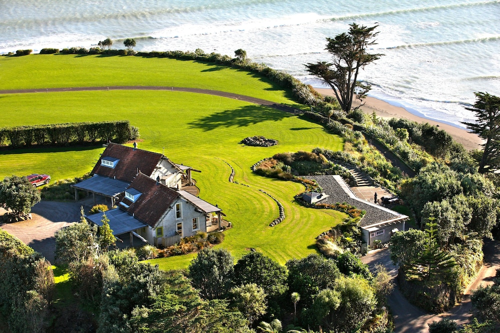 Ahu Ahu Beach Villas — 5-Star Luxury Hotel in New Plymouth, New Zealand