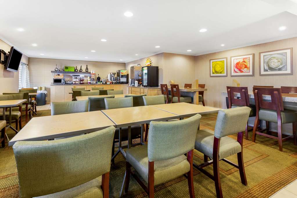 La Quinta Inn by Wyndham Chicago Willowbrook - photo 28