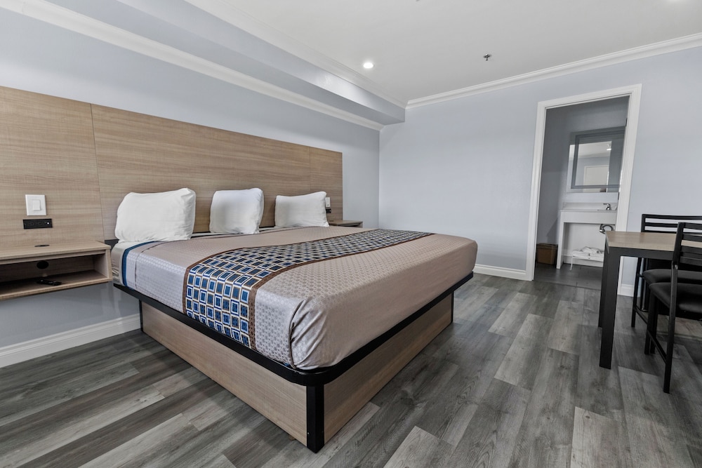 Downey Inn Luxury Suites - photo 12