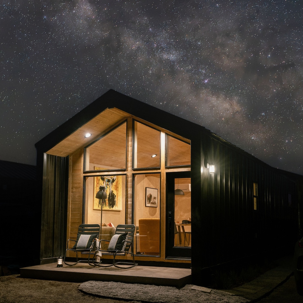 Yellowstone Peaks Hotel pet-friendly hotel Island Park