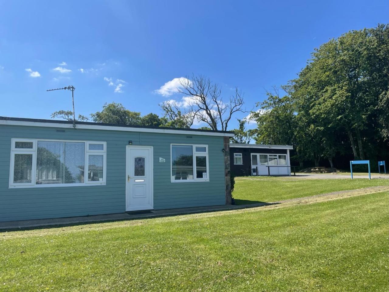 Idyllic Entire Chalet in Bideford Bay holiday Park near Clovelly — 4-Star Luxury Hotel in Bideford, United Kingdom