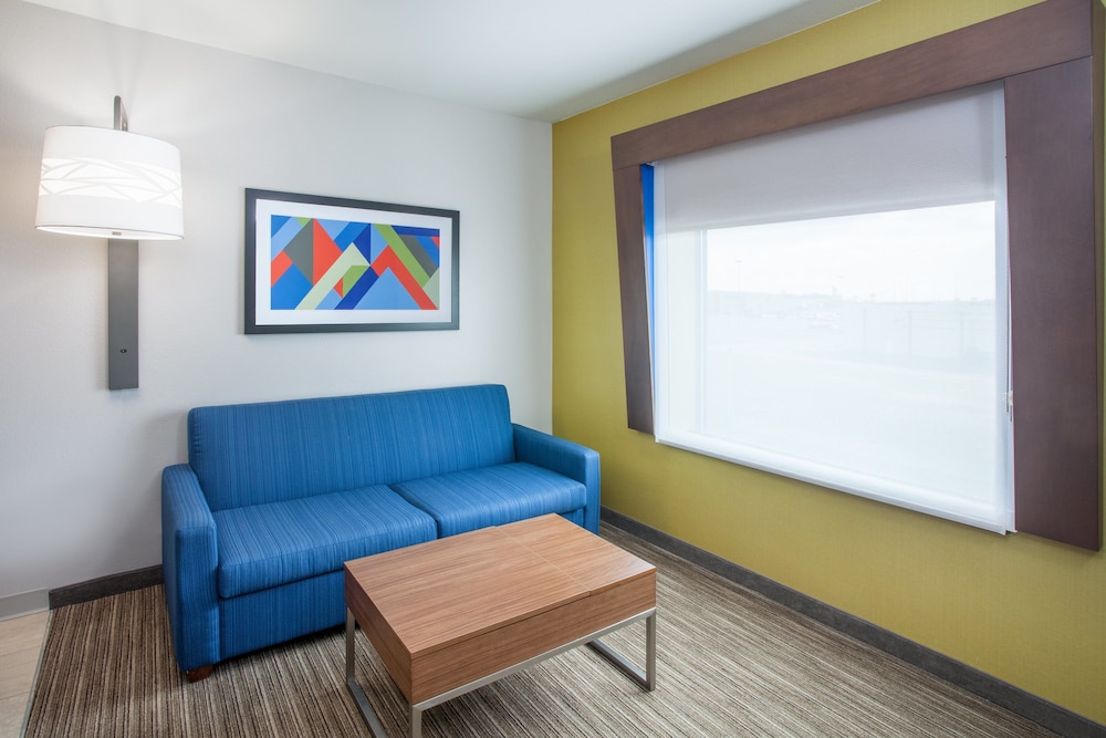 Holiday Inn Express & Suites Texarkana by IHG - photo 17