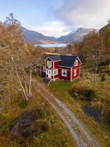 Handeland Lodge Near Trolltunga and Pulpit Rock Sleeps 18 with Sauna — 4-Star Luxury Hotel in Sauda, Norway