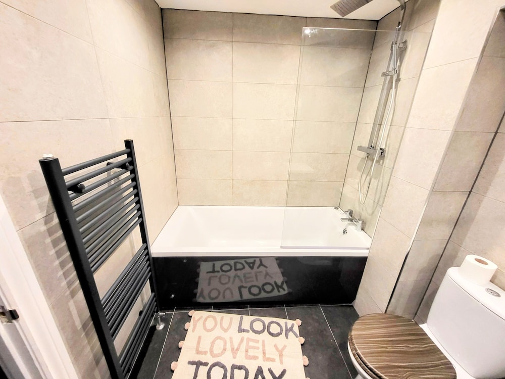 Large Modern House with Private Parking — 4-Star Luxury Hotel in Sheffield, United Kingdom