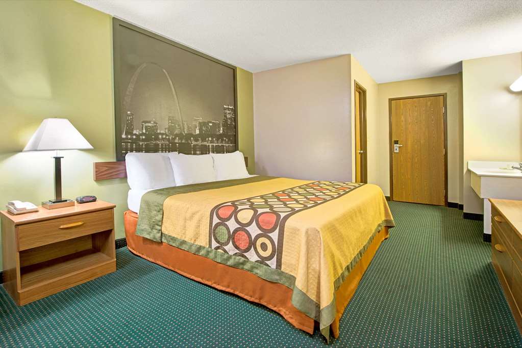 Super 8 by Wyndham Eureka Six Flags Nearby - photo 11