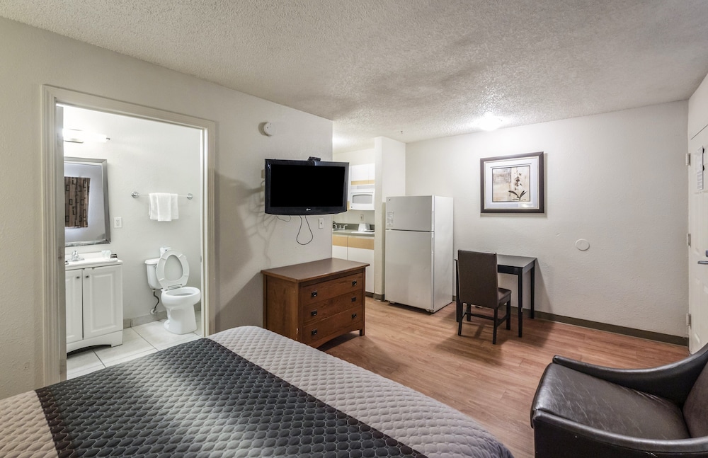 HomeTowne Studios by Red Roof Orlando South - photo 19