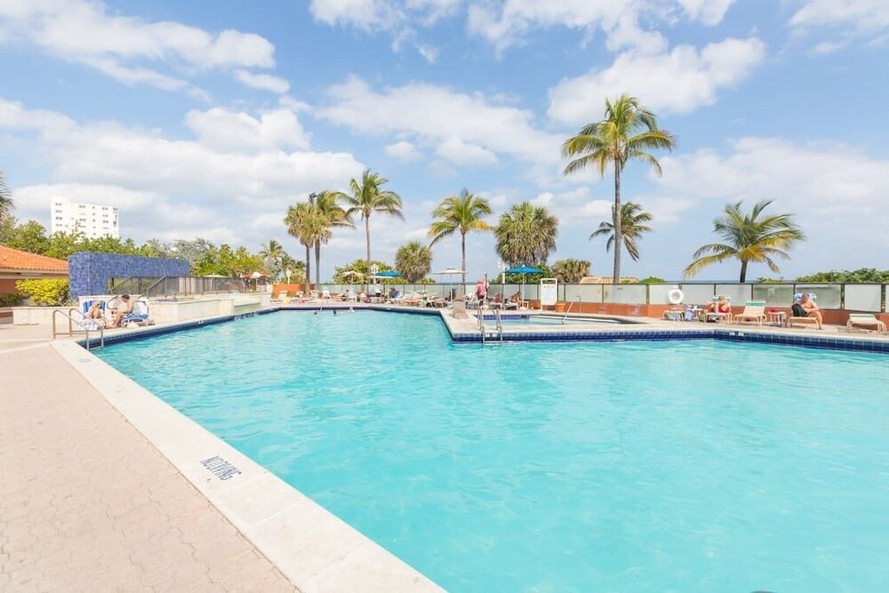 467 Studio Hollywood Beach Resort - photo 9