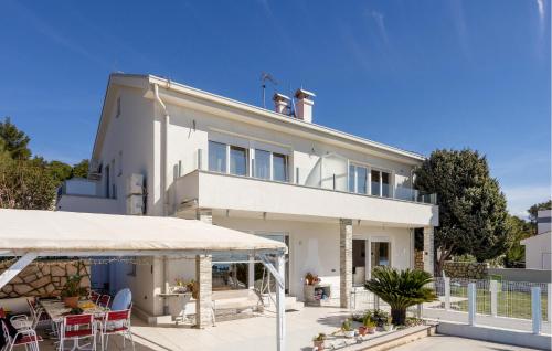 1 Bedroom Awesome Apartment In Banjol — 4-Star Luxury Hotel in Banjol, Croatia