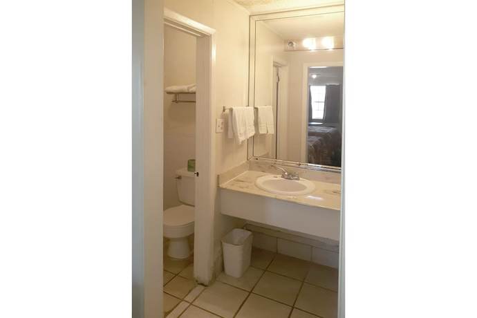 Rest Inn Extended Stay I 40 Airport Wedding & Event Center - photo 10
