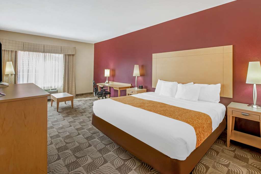 La Quinta Inn & Suites by Wyndham Tucumcari - photo 21