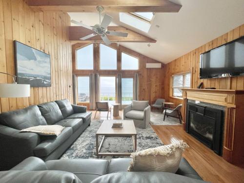 Beachfront 4 BR Spacious House Coastal Haven — 4-Star Luxury Hotel in Tremont, United States