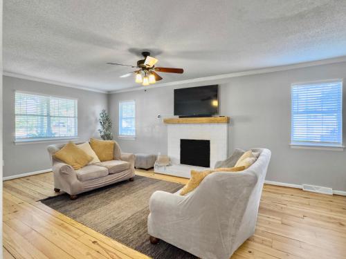 Cozy Home Away From Home Pet friendly King bed — 4-Star Luxury Hotel in Charleston, United States