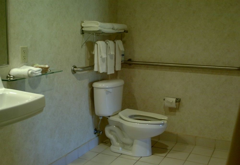 Campton Parkway Inn - photo 17