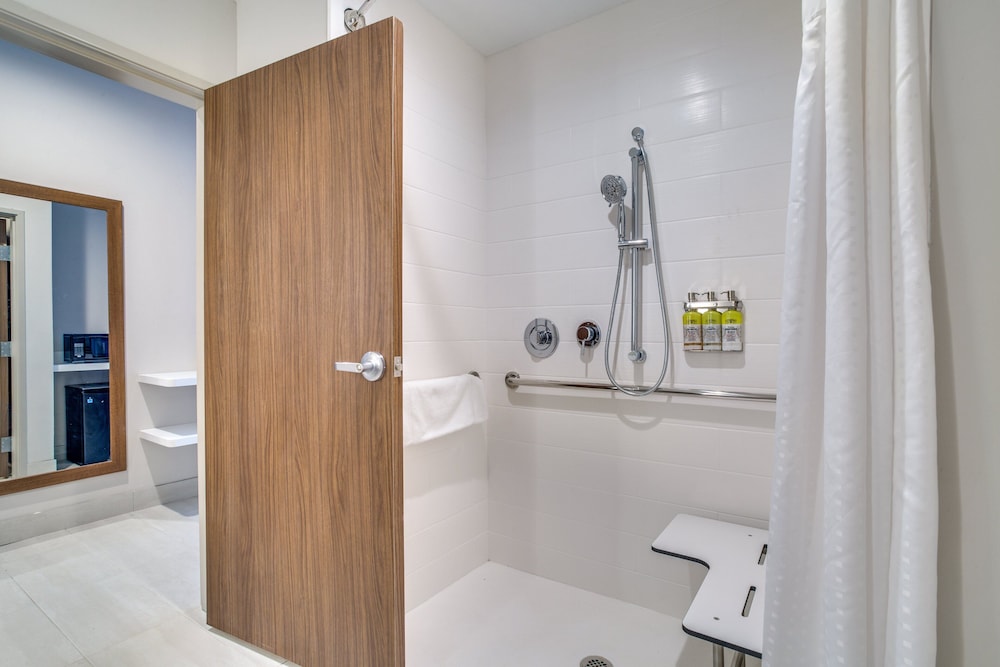 Holiday Inn Express & Suites Denton South by IHG - photo 6